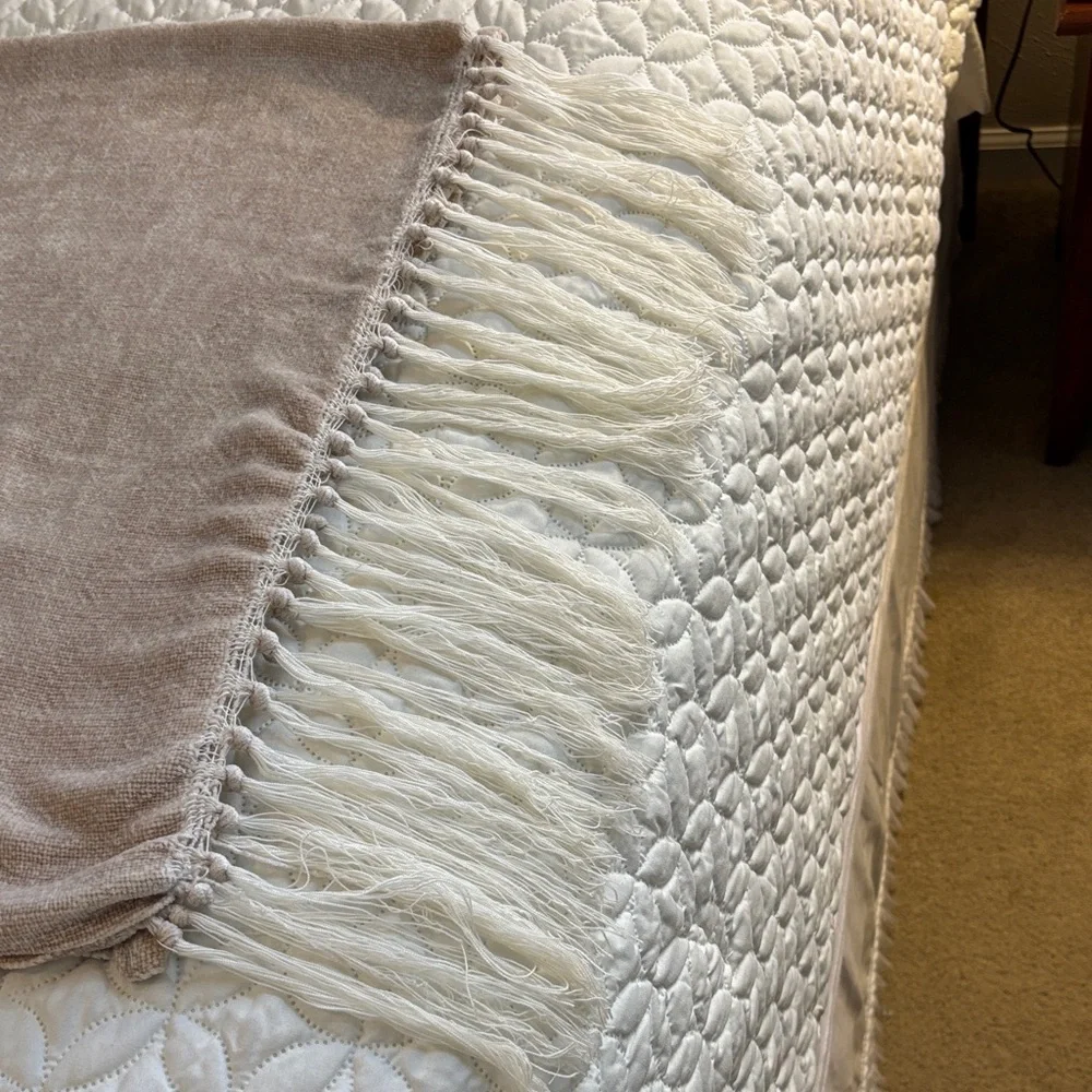 Chenille Cozy Tan Throw Blanket W/Fringe Decor Piece Gorgeous 40 wide x 58 long